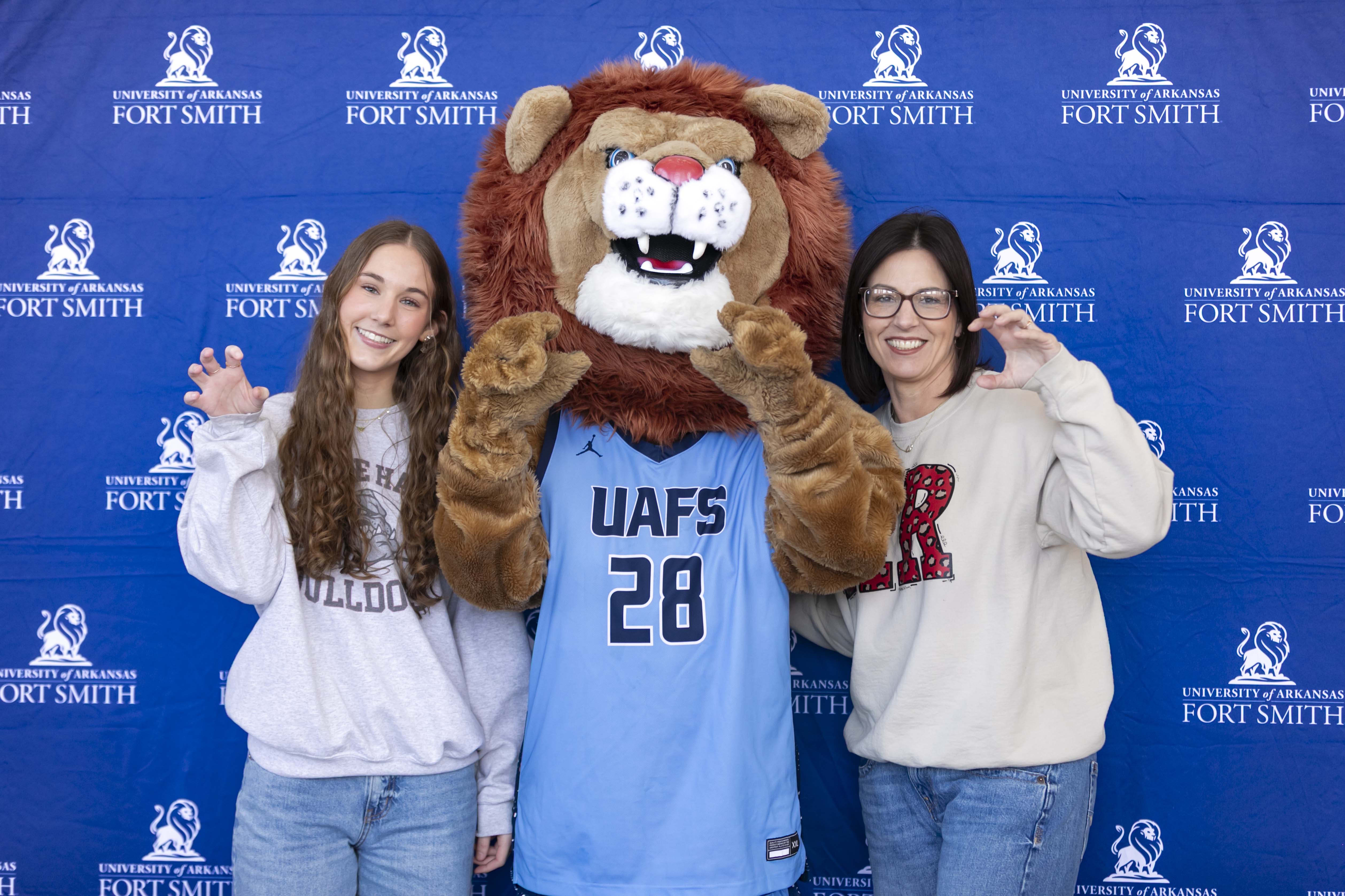 A mom and daughter pose with Numa at UAFS accepted student day
