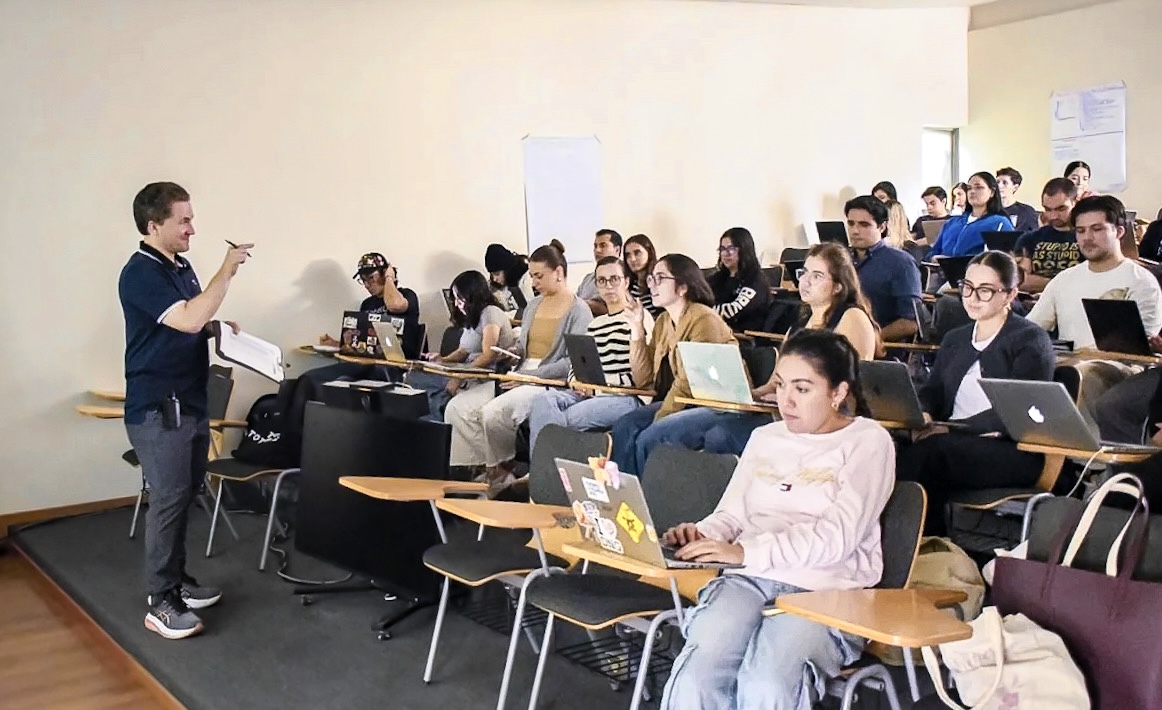 Dr. Duncan Pelly teaches an Introduction to Entrepreneurship course as an international visiting professor at Pan-American University’s Aguascalientes campus in Mexico